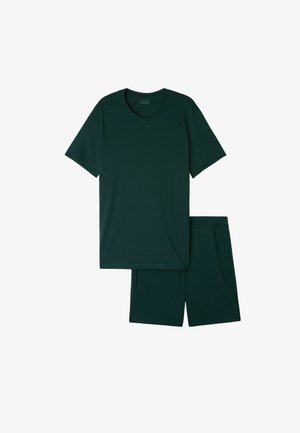 Camiseta de algodón de color verde oscuro con mangas cortas y cuello redondo, acompañada de pantalones cortos a juego con una cintura elástica.