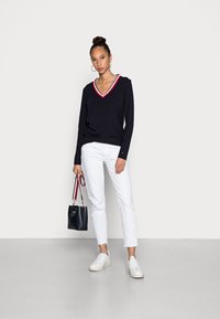 Tommy Hilfiger REGULAR - Camisola de manga comprida - desert sky