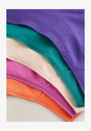 Hög med bomullstyg i olika färger: lila, teal, beige, rosa och orange, med scallopade kanter och slät textur.