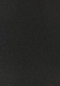 Čierna tkanina s hladkou textúrou a jemnými trblietavými detailmi, rovnomerne tkaná, poskytujúca jednotný vzhľad po celej ploche.