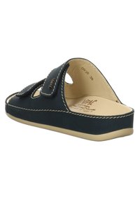 Sandale en cuir marine à glisser avec deux sangles réglables, semelle beige et couture blanche. Dos ouvert et découpes sur les côtés pour une meilleure ventilation.