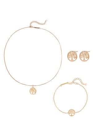 Goldfarbener Halsketten-, Armband- und Ohrstecker-Set, jeweils mit einem runden Anhänger mit detailliertem Baumdesign.