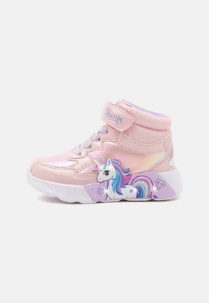 Baskets montantes pour enfants roses avec lacets violets, graphisme de licorne sur la semelle et texte "Unicorn" sur la lanière de la cheville.