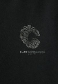 Chemise en tissu noir avec un motif de points formant la lettre « C » et le texte « CHASIN' ACTUAL SOURCE OF PERFORMANCE » en dessous.