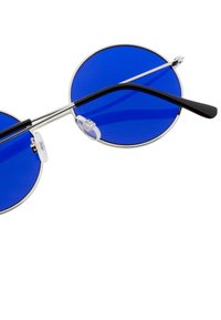 Pyöreät aurinkolasit, joissa on siniset linssit, hopeinen metallikehys, mustat sangan päät ja kirkkaat nenätyynyt. Minimalistinen muotoilu, jossa on tyylikkäitä yksityiskohtia.