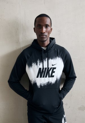 Čierna a biela Nike mikina s kapucňou s gradientovým vzorom, veľkým logom na hrudi, sťahovacou kapucňou a hladkým, elastickým materiálom.