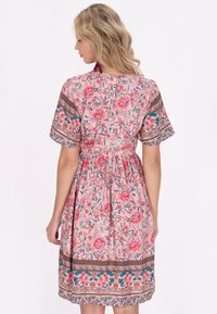 usha Vapaa-ajan mekko - light rose multicolor