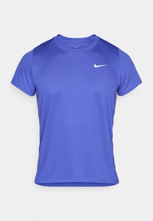 Plava sportska majica od lagane tkanine, s rundastim izrezom, kratkim rukavima i malim bijelim Nike logotipom na prsima.