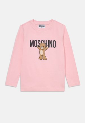 T-shirt à manches longues rose avec une texture douce, présentant un ours en cartoon et "MOSCHINO" en texte noir sur la poitrine. Encolure ronde classique.