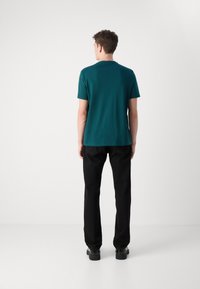 Calvin Klein Jeans HERO MONOGRAM TEE - Camiseta estampada - ponderosa pine