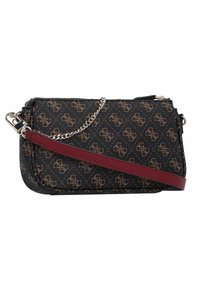 Borsa nera realizzata in materiale texture con un motivo a logo marrone, una tracolla in catena argentata e una tracolla con accento rosso. Chiusura con zip.