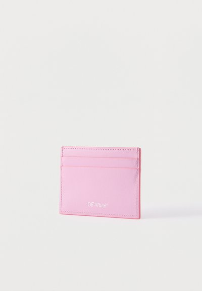 Ροζ δερμάτινη θήκη καρτών με δύο θέσεις για κάρτες και το λογότυπο "Off-White" τυπωμένο σε λευκό στη χαμηλή κεντρική μπροστινή πλευρά.