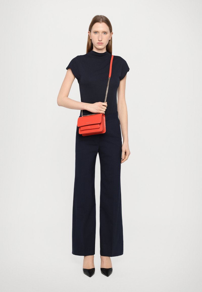 MICHAEL Michael Kors CLAIRE - Soma ar siksnu pāri ķermenim - burnt sienna