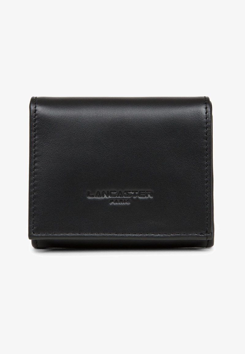 Portafoglio in pelle nera con superficie testurizzata, forma rettangolare compatta e logo "LANCASTER PARIS" impresso sul davanti.