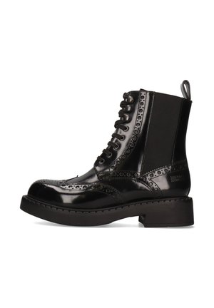 Stivaletto in pelle verniciata nera con dettagli brogue, chiusura lace-up, pannello elastico, linguetta per il pull e tacco spesso per stabilità.