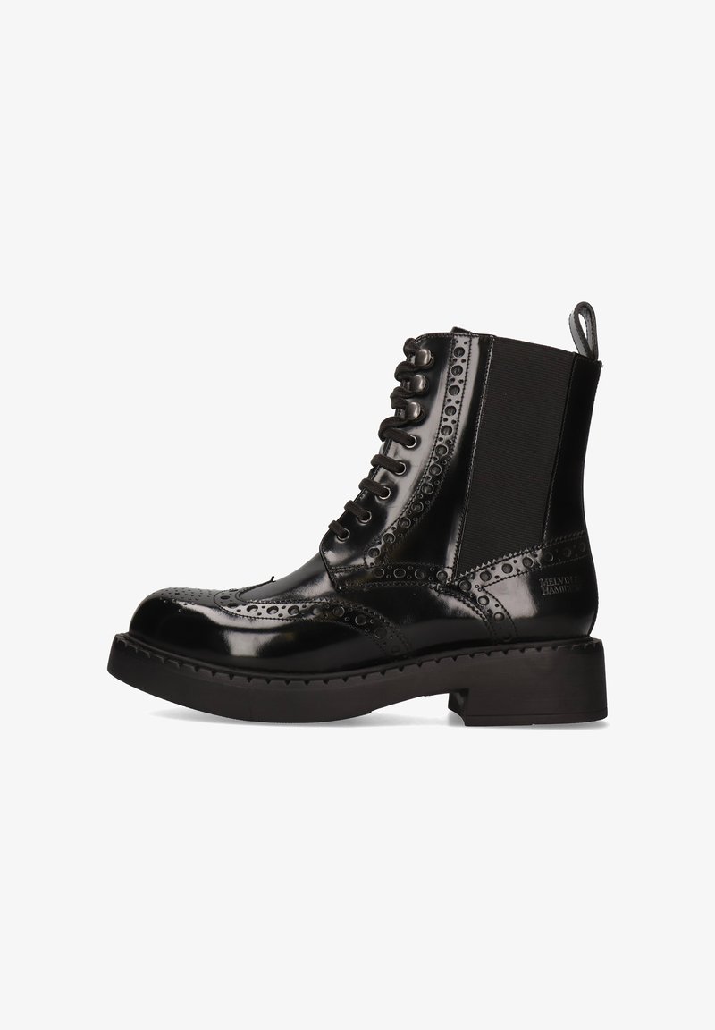 Botín de tobillo de charol negro con detalles de brogue, cordones en la parte delantera, panel elástico, tirador y tacón grueso para mayor estabilidad.