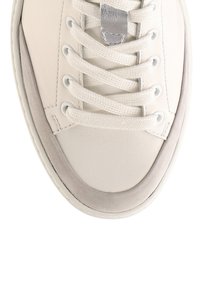 Weiße Leder-Sneaker mit einer glatten Oberfläche, grauen Wildleder-Akzenten an der Zehe, strukturiertem Zungenbereich und flachen weißen Schnürsenkeln. Gummisohle, minimalistisches Design.