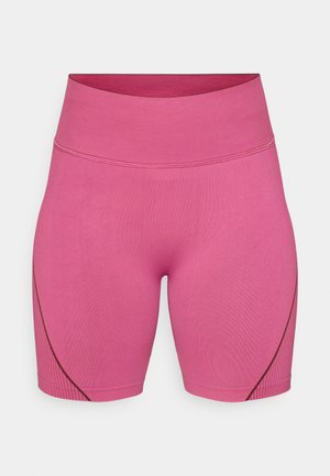 Rosafarbene Sportshorts aus dehnbarem Stoff, mit hohem Bund und subtiler Rippstruktur, ergänzt durch kontrastierende dunkle Nähte an den Seiten.