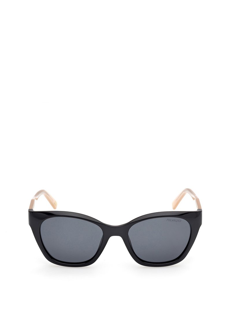 Černé polarizační sluneční brýle s ostrým, kočičím tvarem. Mají černý plastový rám a světle barevné konce nožiček. Skla jsou tmavě šedá.