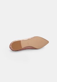 Vaaleanpunertavan kullanhohtoinen, paljetti-kuvioitu tasapohjainen kenkä, jossa on terävä etuosa, teksturoitu pinta ja sileä beige kumipohja.