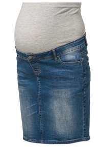 Denimová těhotenská sukně, délka ke kolenům, modrá s vybledlými oblastmi. Obsahuje tradiční design s pěti kapsami a zapínání na knoflík v pase.