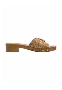 Sandale mules tissée marron avec un talon épais en bois, des accents dorés et des clous décoratifs sur le côté. Design à bout ouvert pour la ventilation.