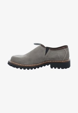 Grau Wildlederschuh mit einem Slip-On-Design, dicker schwarzer Gummisohle, kontrastierenden braunen Nähten und elastischen Akzenten an den Seiten für einfaches Anziehen.