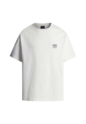 Λευκό βαμβακερό t-shirt με άνετη γραμμή, κοντά μανίκια και μικρό branded σήμα στο αριστερό στήθος. Λεπτή υφή, κλασικός στρογγυλός γιακάς.