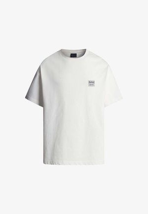 Valkoinen puuvillainen t-paita, rento istuvuus, lyhyet hihat ja pieni brändätty merkki vasemmassa rinnassa. Sileä pinta, klassinen pyöreä pääntie.