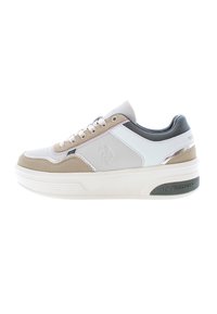 Beige, vit och grå sneaker med texturerad mocka och slät läderövre. Har en tjock vit gummisul och logotypdetalj på sidan.