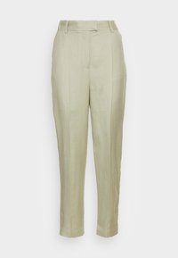 Jasnozielone lniane spodnie z wysokim stanem, prostym krojem, plisami z przodu i pętelkami na pasek. Wykonane z gładkiego, strukturalnego materiału.