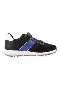 Scarpa sportiva nera con un tallone bianco, striscia di accento blu, materiali in suede e sintetici, lacci testurizzati e chiusura con strap in Velcro.
