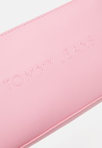 Tommy Jeans ESS MUST SHOULDER - Handbag - ballet pink