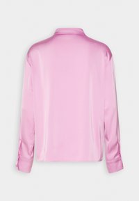 Helles rosa Satinbluse mit langen Ärmeln, einem Kragen und knöpfbaren Manschetten. Glatte Textur und lockere Passform. Rückansicht dargestellt.