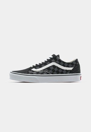 Svart och grå rutigt canvas sneakers med vita detaljer, platta snören, en vit mellansula och en röd logotab på hälen.
