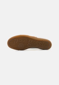 Semelle en caoutchouc brun avec motif texturé et logo "paul green". Design lisse et minimaliste. Partie supérieure blanche non visible.