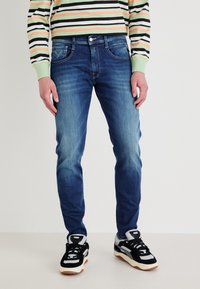 Replay ANBASS PANTS - Džíny Slim Fit - medium blue