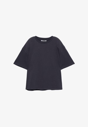 Tmavosivá nadrozmerná krátkym rukávom s okrúhlym výstrihom a spustenými ramenami na bielom pozadí.