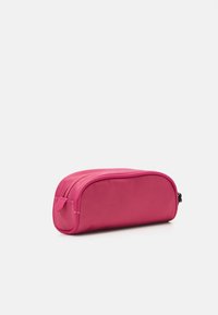 Guess PENCIL CASE UNISEX - Peresnica - juicy pink