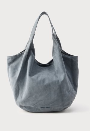 Zachte grijze suède tote bag met een open bovenkant, gestructureerde vorm en twee gebogen handvatten. Voorzien van naadloze stiksels en een gladde textuur.