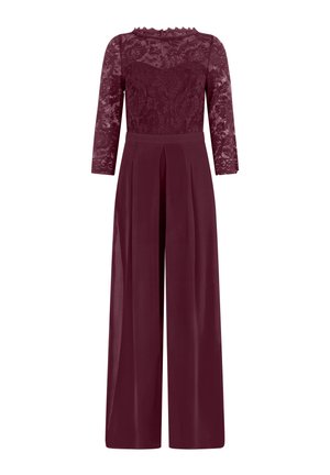 Combinaison bordeaux avec manches longues en dentelle et corsage supérieur, pantalons larges unis, et un col montant.