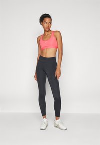 Nike Performance BRA - Sportski grudnjak s blagom potporom - aster pink/white