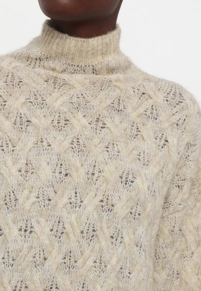 Lichtbeige gebreide trui met een hoge hals en een open weefpatroon met een kruispatroon, gemaakt van zachte, gestructureerde garen.