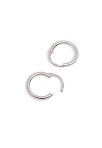 Orecchini a cerchio in argento con una finitura lucida, caratterizzati da un design circolare e un meccanismo di chiusura a scatto sicuro.