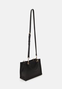 Schwarze Handtasche aus Kunstleder mit strukturiertem Design, langen verstellbaren Trägern, goldenen Hardware-Akzenten und glatter Oberfläche.