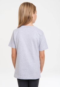 Graues Kurzarm-T-Shirt mit rundem Halsausschnitt und geradem Saum, aus weichem Baumwollstoff gefertigt, von hinten gezeigt.