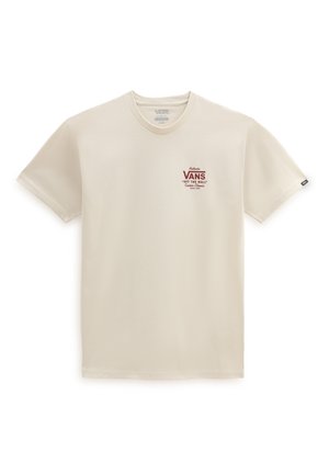 Camiseta de manga corta beige de Vans con pequeño logo rojo "Vans Off The Wall" en el pecho izquierdo y una pequeña etiqueta negra en la manga izquierda.