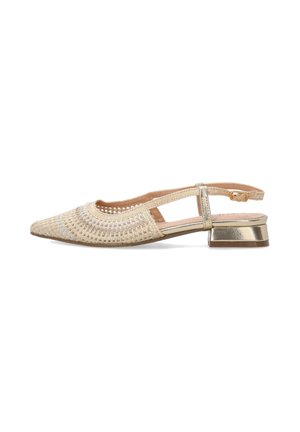 Beige geweven slingback-schoen met puntige neus, lage metallic blokhak en verstelbare gesp op witte achtergrond.