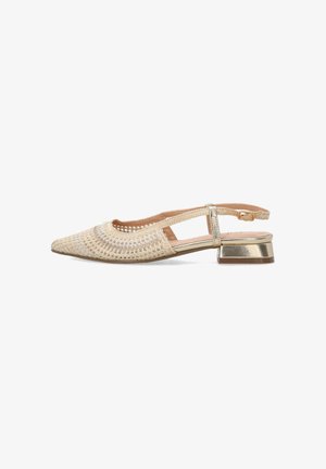Beige geweven slingback-schoen met puntige neus, lage metallic blokhak en verstelbare gesp op witte achtergrond.