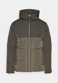 Giubbotto imbottito in verde oliva scuro con design bicolore. Presenta una cerniera frontale, collo alto e cuciture orizzontali nella parte inferiore.